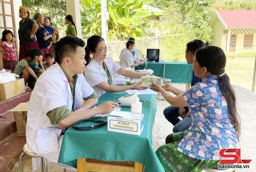 Cán bộ y bác sĩ Bệnh xá Công an tỉnh khám chữa bệnh cho nhân dân.