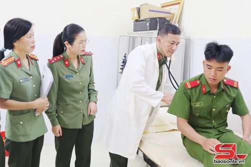 Cán bộ y bác sĩ Bệnh xá Công an tỉnh khám chữa bệnh cho chiến sĩ.