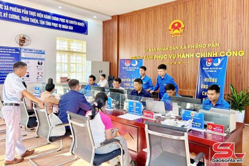 Đoàn viên, thanh niên xã Phiêng Pằn hỗ trợ công tác chuyển đổi số tại Trung tâm Phục vụ hành chính công của xã.