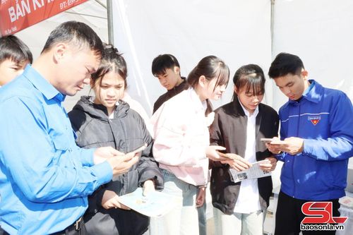 Đoàn viên, thanh niên xã Tường Hạ hướng dẫn học sinh sử dụng ứng dụng VNeID.