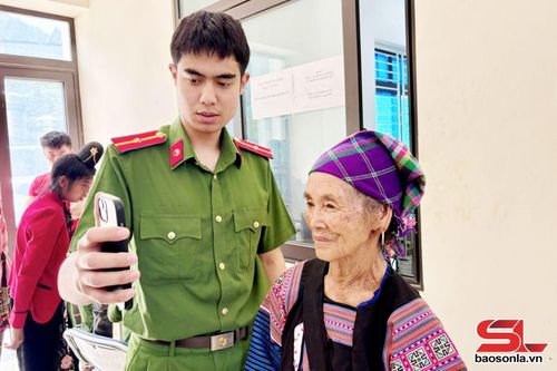 Chi đoàn Công an xã Phiêng Pằn hỗ trợ nhân dân đăng ký, kích hoạt tài khoản VNeID mức độ 2.