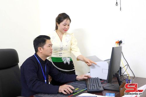 Cán bộ, công chức xã Pắc Ngà xử lý công việc trên môi trường mạng.