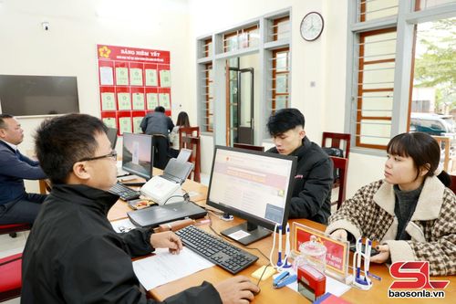 Cán bộ Trung tâm Phục vụ hành chính công xã Pắc Ngà giải quyết thủ tục hành chính cho nhân dân.