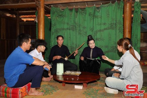 Thành viên đội văn nghệ bản Bo Xanh truyền dạy nét văn hóa dân tộc cho thế hệ trẻ.