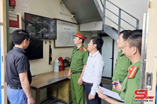 Lắp đặt thiết bị truyền tin báo cháy tại Chợ Trung tâm, phường Tô Hiệu.