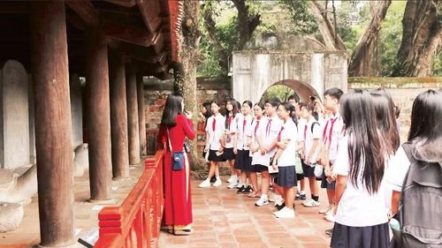 Học sinh, sinh viên chiếm lượng lớn trong số khách tham quan đến với Văn Miếu-Quốc Tử Giám trong dịp nghỉ lễ Giỗ Tổ Hùng Vương.