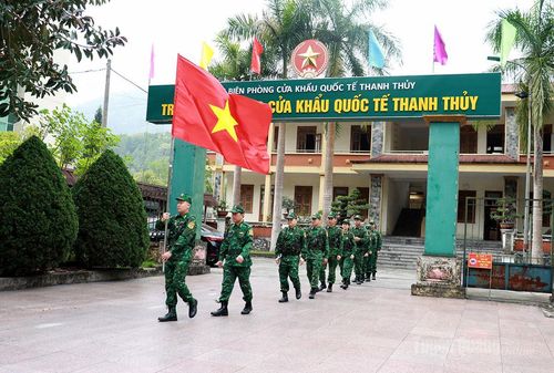 Lực lượng tuần tra xuất phát thực hiện nhiệm vụ bảo vệ đường biên, mốc giới.