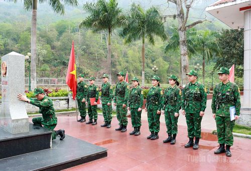 Cán bộ, chiến sĩ Đồn Biên phòng Cửa khẩu Quốc tế Thanh Thủy kiểm tra hiện trạng cột mốc, bảo đảm nguyên trạng, rõ ràng, đúng quy định.