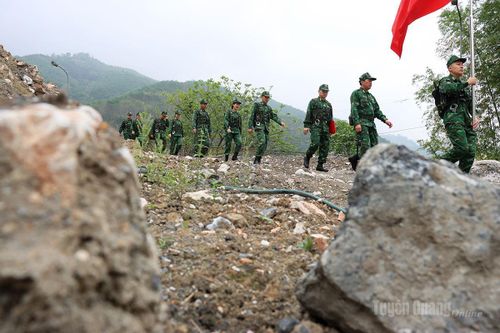 Những bước chân tuần tra bắt đầu hành trình vượt núi, băng rừng hướng về đường biên.