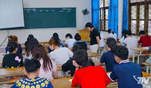 Lớp học văn hóa tại Trường Cao đẳng Công nghiệp, Thương mại và Du lịch tỉnh Thái Nguyên.