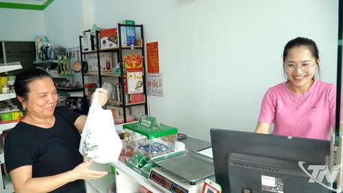 Chị Nguyễn Thị Thanh Hằng (bên phải) xác định gắn bó lâu dài với HTX chăn nuôi Xanh (phường Bách Quang).