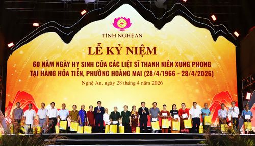 Ông Võ Trọng Hải - Chủ tịch tỉnh Nghệ An và ông Hoàng Gia Khánh - Tổng giám đốc Tổng công ty Đường sắt Việt Nam trao các phần quà tri ân đến các cựu TNXP và thân nhân các anh hùng liệt sỹ TNXP hy sinh ở hang Hỏa Tiễn.