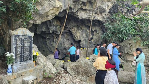 Người dân ở khắp nơi về dâng hương tại hang Hỏa Tiễn.