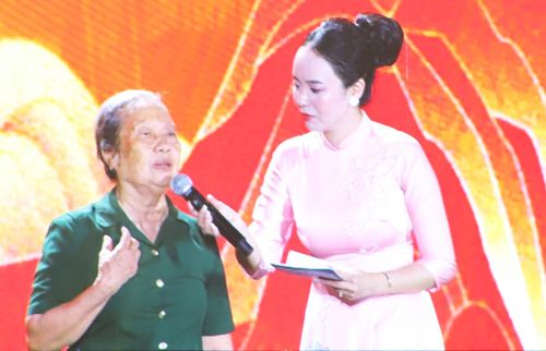 Bà Nguyễn Thị Toán kể lại giây phút mọi người đang ẩn nấp ở trong hang thì bị tên lửa địch đánh phá làm bà bị thương và 33 đồng đội hy sinh.