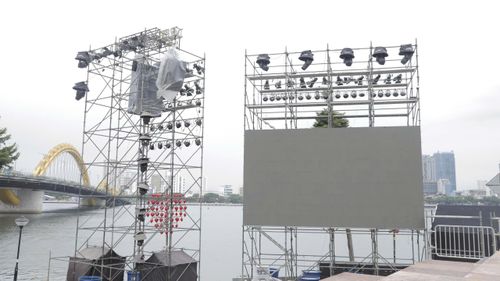 Hệ thống sân khấu dàn dựng công phu.
