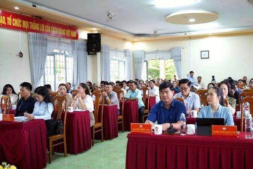 Các đại biểu dự Hội nghị tiếp xúc cử tri