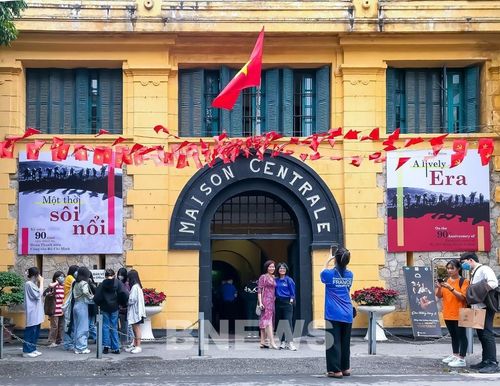 Khách tham quan Nhà tù Hỏa Lò. Nguồn: Tuyết Mai/TTXVN