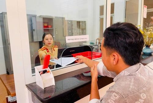 Cán bộ Phòng CSGT túc trực tiếp nhận, giải quyết thủ tục hành chính cho người dân trong các kỳ nghỉ lễ. 
