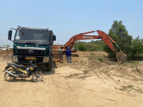 Hiện trường vụ việc Công an và Phòng Kinh tế xã Vạn Hưng bắt giữ xe tải ben xe đào múc đất và tạm giữ trưa 13/4/2026.