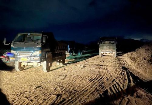 Ba chiếc xe tải ben vận chuyển đất lậu trong đêm tối đã bị Công an và Phòng Kinh tế xã Vạn Hưng phát hiện, bắt giữ.