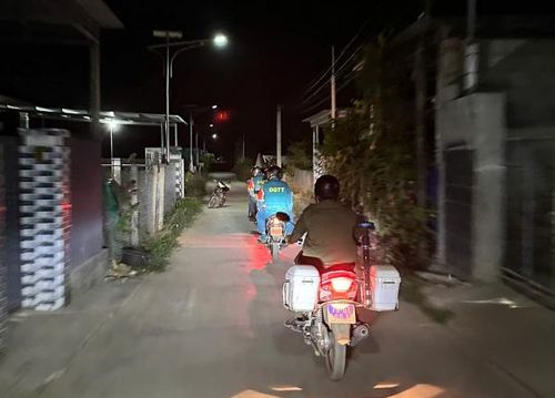 Công an, Ban Chỉ huy quân sự xã Vạn Hưng cùng lực lượng tham gia bảo vệ an ninh trật tư ở cơ sở xuyên đêm tuần tra, truy chặn nạn khai thác đất trái phép ở địa phương này.