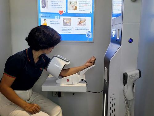Người dân sử dụng các tiện ích Y tế số trong Trạm công dân số.