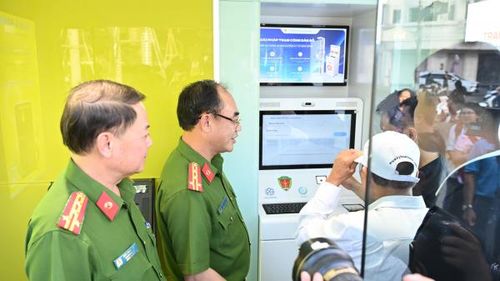 Lãnh đạo Cục Cảnh sát Quản lý hành chính về trật tự xã hội - Bộ Công an và Công an TP Hồ Chí Minh tại buổi ra mắt Trạm công dân số thứ 5.