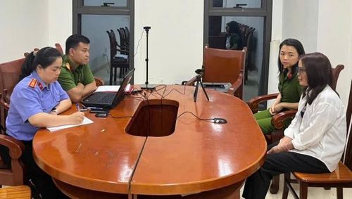 Lực lượng chức năng lấy lời khai đối tượng truy nã quốc tế Hà Thị Ban.