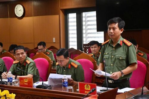 Lãnh đạo Công an các đơn vị báo cáo cáo công tác chuẩn bị chương trình.