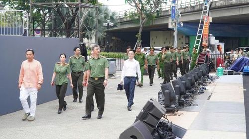 Từ các khu vực triển lãm, biểu diễn hoạt động ngoài trời cho đến sân khấu quy mô đều đã chuẩn bị hoàn tất, sẵn sàng cho Gala "Tổ Quốc bình yên".