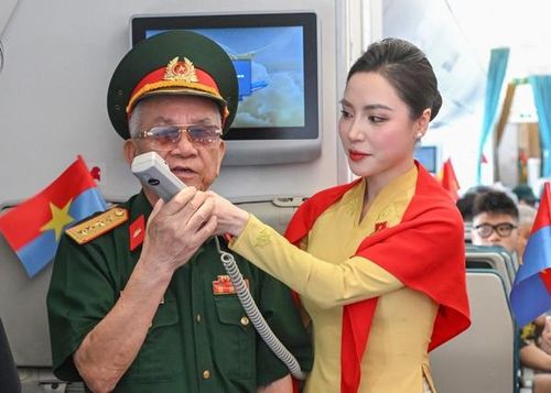 Cựu chiến binh Vũ Đăng Toàn, người chỉ huy chiếc xe tăng 390 húc đổ cổng chính Dinh Độc Lập năm xưa đang chia sẻ lại cảm xúc với hành khách của chuyến bay.