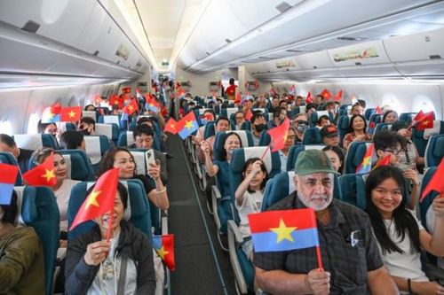 Một chuyến bay đặc biệt với sắc cờ rực rỡ cùng sự bất ngờ, hào hứng của nhiều hành khách.