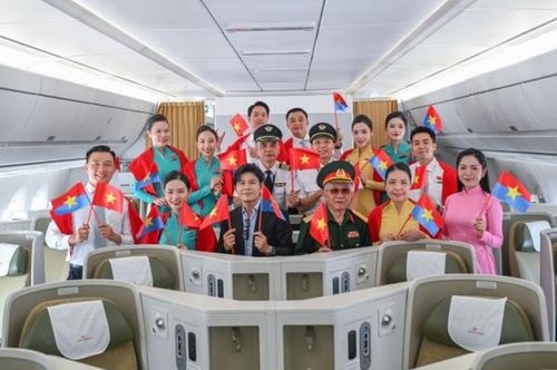 Cựu chiến binh Vũ Đăng Toàn chụp ảnh kỷ niệm cùng phi công, tiếp viên trên chuyến bay VN247.