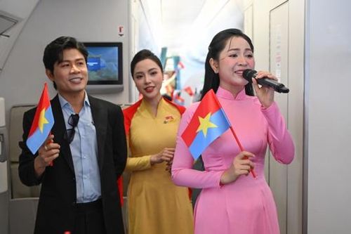 Ca sĩ Duyên Quỳnh cùng nhạc sĩ Nguyễn Văn Chung thể hiện ca khúc “Viết tiếp câu chuyện hòa bình” trên chuyến bay VN 247.
