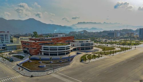 Công trình Thư viện – Bảo tàng tỉnh được đầu tư xây dựng khang trang, hiện đại, không chỉ là nơi lưu giữ, bảo tồn giá trị lịch sử – văn hóa mà còn trở thành không gian học tập, nghiên cứu, phục vụ nhu cầu hưởng thụ văn hóa của người dân.