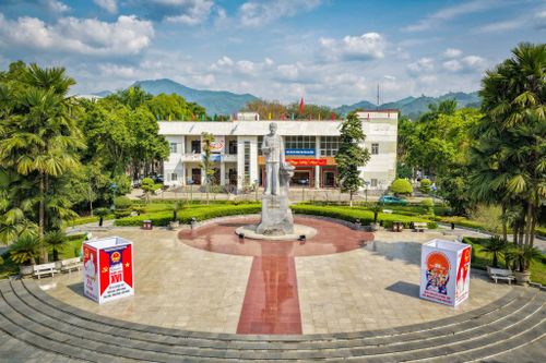 Tượng đài Chủ tịch Hồ Chí Minh, biểu tượng thiêng liêng gắn với lịch sử cách mạng của Cao Bằng, nơi Người từng sống và làm việc, tiếp thêm động lực để địa phương vươn lên trong thời kỳ mới.