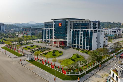 Trụ sở Tỉnh ủy được xây dựng mới với quy mô hiện đại, là trung tâm lãnh đạo, chỉ đạo toàn diện các nhiệm vụ phát triển kinh tế - xã hội, góp phần nâng cao hiệu quả điều hành và phục vụ nhân dân.