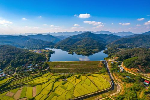 Hồ Khuổi Khoán tại phường Nùng Trí Cao được đầu tư chỉnh trang, không chỉ góp phần điều hòa môi trường, cung cấp nước tưới tiêu mà còn tạo không gian sinh hoạt, vui chơi cho người dân, từng bước nâng cao chất lượng sống đô thị.