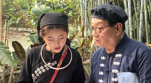 NSND Tiến Đạt và diễn viên nhí Hoàng My trong một cảnh phim ngoài trời của “Thức Tỉnh Tâm Hồn”, thể hiện sự gắn kết thế hệ và chiều sâu cảm xúc trong đời sống gia đình.