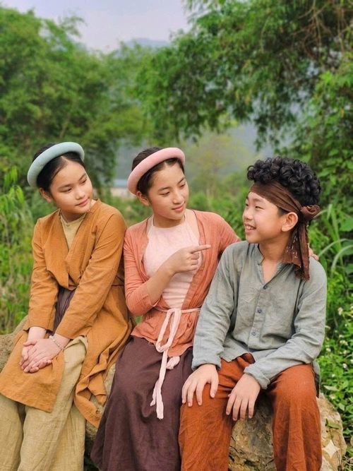 Khoảnh khắc hồn nhiên của những đứa trẻ trong không gian làng quê, nơi tình bạn và tiếng cười giản dị trở thành chất liệu làm nên ký ức không thể thay thế. (Trích cảnh Trạng Tí – Một bộ phim Việt dành cho những ai còn nhớ mùi rơm rạ - Hoàng My ở giữa)
