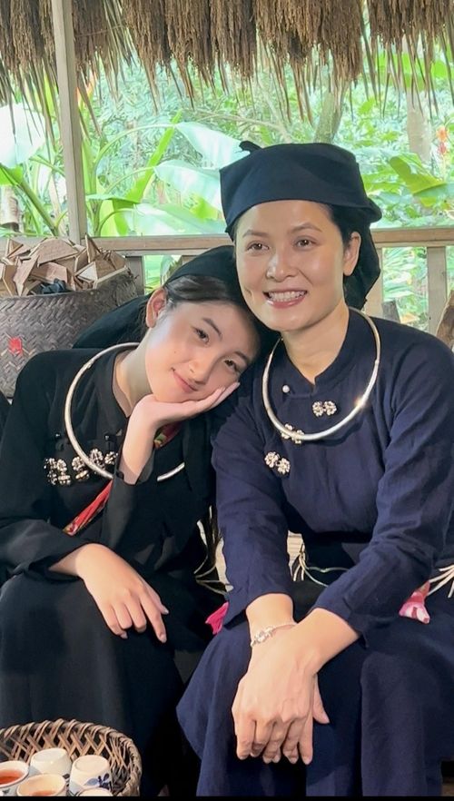 Diễn viên Thúy Hà và diễn viên nhí Hoàng My trong khoảnh khắc đời thường giàu cảm xúc của “Thức Tỉnh Tâm Hồn”, gợi lên hình ảnh tình mẫu tử ấm áp và sự chở che đầy yêu thương.