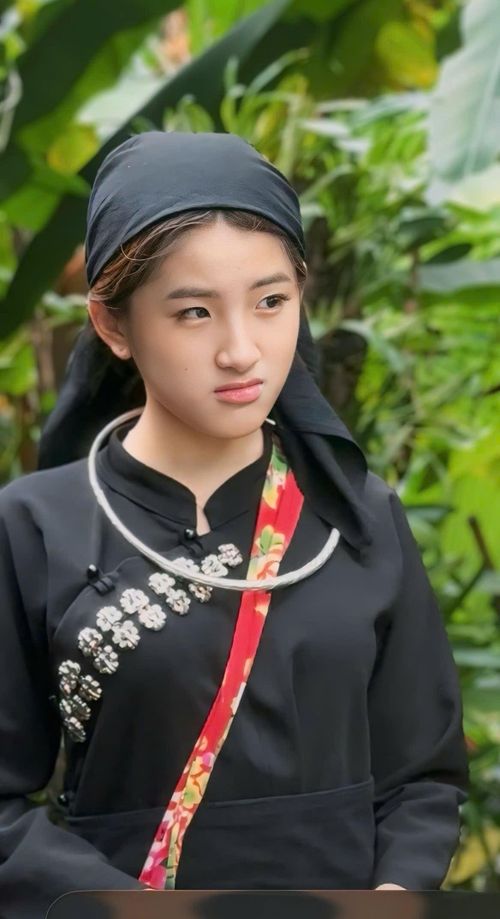 Diễn viên nhí Hoàng My trong trang phục dân tộc Tày tại bối cảnh Bản Thái Hải, toát lên vẻ hồn nhiên, trong trẻo và giàu cảm xúc trong “Thức Tỉnh Tâm Hồn”.