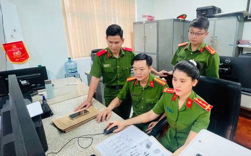 Các giám định viên Phòng kỹ thuật hình sự Công an tỉnh Đồng Nai tiến hành giám định các giấy tờ trong vụ án do Trần Nguyễn Minh Nguyệt lừa đảo