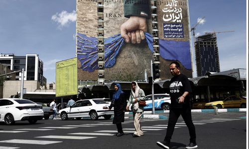 Người dân di chuyển ở thủ đô Tehran, Iran giữa xung đột đang diễn ra với Mỹ - Ảnh: Reuters