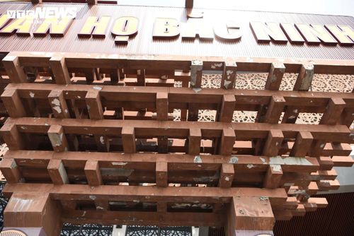 Cấu trúc giàn gỗ (bê tông) phức tạp tại lối vào Nhà hát Dân ca quan họ Bắc Ninh bị bong tróc sơn trông rất nhếch nhác.