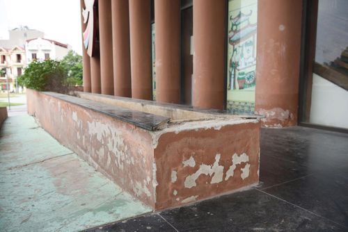 Anh Trần Văn Nam, du khách đến từ Hải Phòng, cho biết anh từng nghe nhiều về vùng đất quan họ nhưng khi tận mắt chứng kiến hiện trạng công trình thì không khỏi chạnh lòng. "Nhà hát có kiến trúc đẹp, vị trí rất thuận lợi, nằm ngay gần các điểm du lịch nổi tiếng. Nếu được đầu tư, chăm chút tốt hơn, nơi đây chắc chắn sẽ hấp dẫn hơn rất nhiều”.