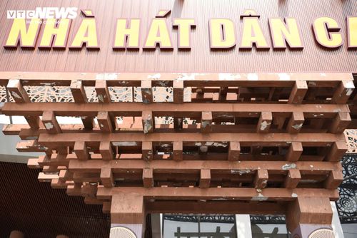 Chị Nguyễn Thanh Huyền, một du khách từ Hà Nội lần đầu cùng bạn bè về thăm đền Giếng, không giấu nổi sự thất vọng khi bước chân vào khuôn viên nhà hát: “Đây là lần đầu tiên tôi tới Đền Giếng và tham quan nhà hát quan họ cùng bạn. Đến đây, tôi thấy rất ngạc nhiên vì cơ sở vật chất đang xuống cấp, nhiều hạng mục của tòa nhà hư hỏng đã lâu mà không được sửa chữa. Một công trình mang tính biểu tượng như thế này mà để hoang lạnh, nứt vỡ thì thật là phí phạm”.