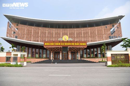 Trả lời Báo Điện tử VTC News, ông Phạm Văn Thắng, Giám đốc Nhà hát Dân ca quan họ Bắc Ninh, thừa nhận công trình đang chịu tác động nặng nề từ thời tiết cực đoan. “Sau thời gian sử dụng, một số hạng mục đã xuống cấp. Chúng tôi rất mong các cấp có thẩm quyền sớm quan tâm bố trí kinh phí để cải tạo, sửa chữa, bảo đảm an toàn và giữ gìn hình ảnh công trình văn hóa tiêu biểu của tỉnh", ông Thắng bày tỏ.