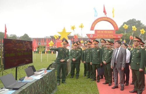 Các đồng chí lãnh đạo thành phố và Bộ Tư lệnh Thủ đô Hà Nội tham quan sáng kiến “Chiến sĩ thông thái” của Tiểu đoàn 6, Trung đoàn 692 (Sư đoàn 301). Ảnh Hữu Thu