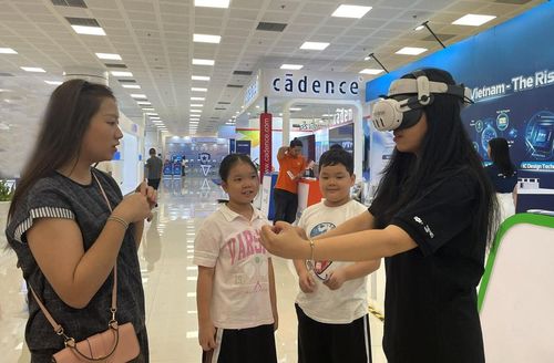 Trải nghiệm sản phẩm ứng dụng trí tuệ nhân tạo tại Trung tâm Đổi mới sáng tạo quốc gia (Khu công nghệ cao Hòa Lạc). Ảnh Tiến Kim